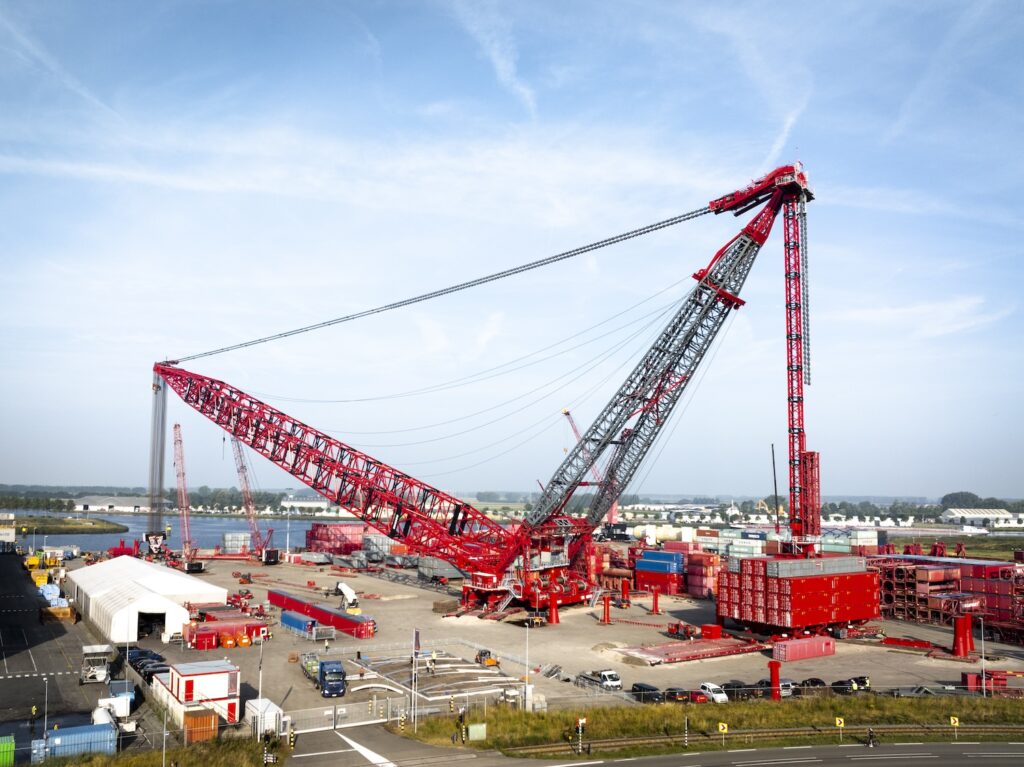 Mammoet lance la SK6000 sa grue géante de 6000 tonnes LE