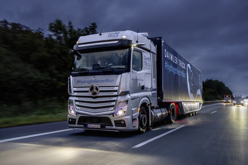 LE MERCEDES-BENZ GENH2 FRANCHIT LES 1000 KM À L’HYDROGÈNE