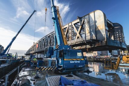 Sarens démantèle le pont Colbert à Dieppe