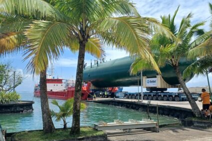 A Tahiti, Sarens déplace trois réservoirs de 360 tonnes
