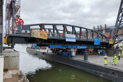 Sarens réinstalle le pont de Buda à Bruxelles