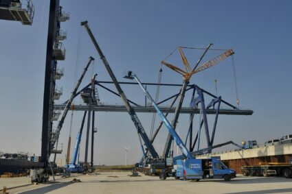 Sarens monte deux grues portuaires dans un port fluvial