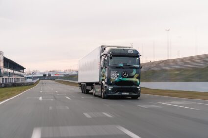 Mercedes tente le record du monde de marche arrière avec l’eActros 600 !
