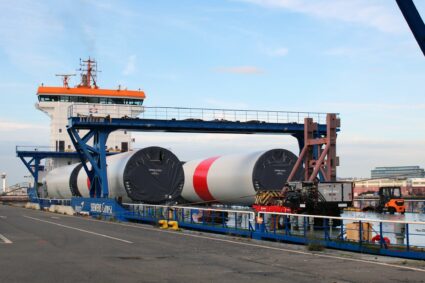 Des mâts géants de 90 mètres arrivent au Havre